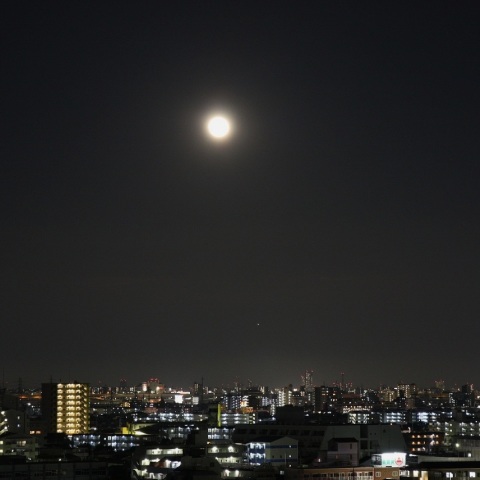 夜景に浮かぶスーパームーン