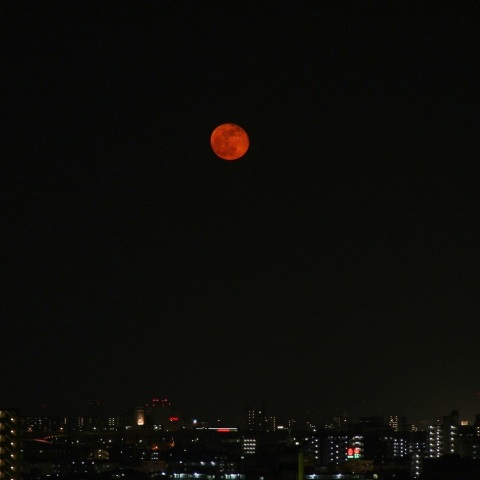 夜景に浮かぶ赤い月