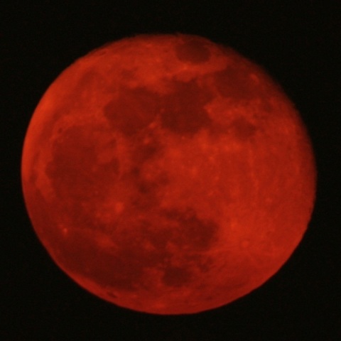 月齢16の赤い月