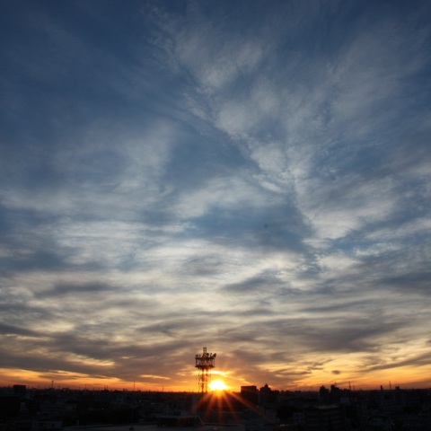 日の出の空