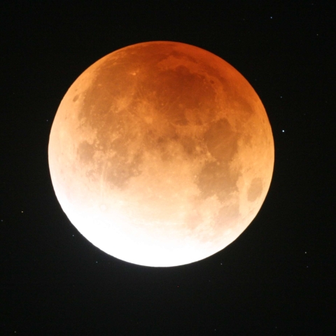 皆既中の赤い月とときどき星