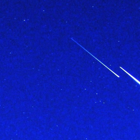 人工天体（？）の平行な光跡
