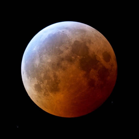 皆既中の月と天王星