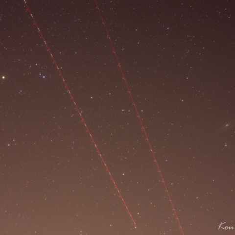 M31の横を通過する飛行機