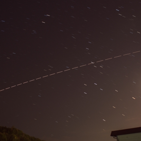 月の近くを飛翔するISS