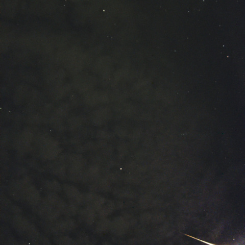 薄雲を照らして流れた火球