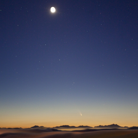 雲海に沈むパンスターズ彗星