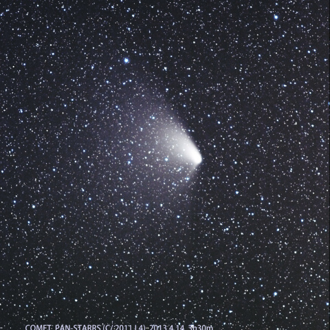 広がる尾のPAN-STARRS彗星