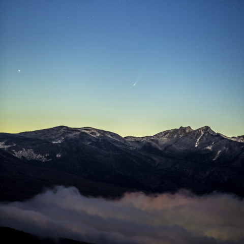 雲海の上に昇るアイソン彗星と水星