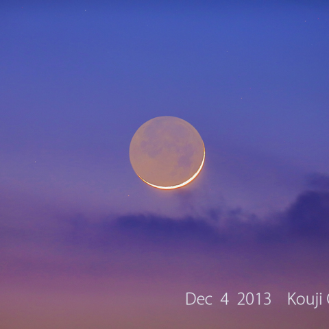 夕暮れに溶け込む月（月齢1.3）