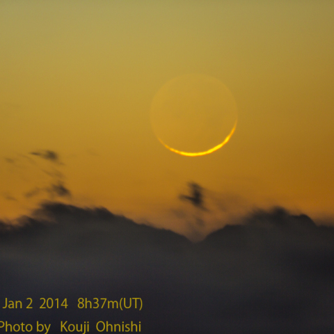 新月21時間後の月（月齢0.9）