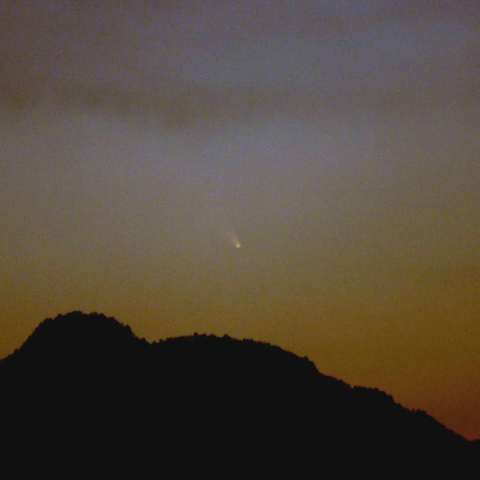 大岳山に沈むパンスターズ彗星