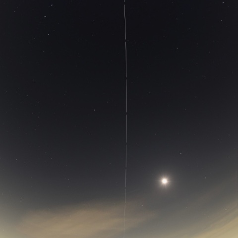 月と金星を横切る宇宙ステーション