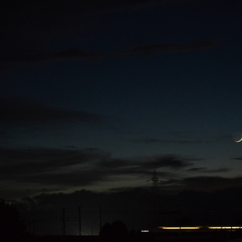 月齢1.5の月と金星と新幹線