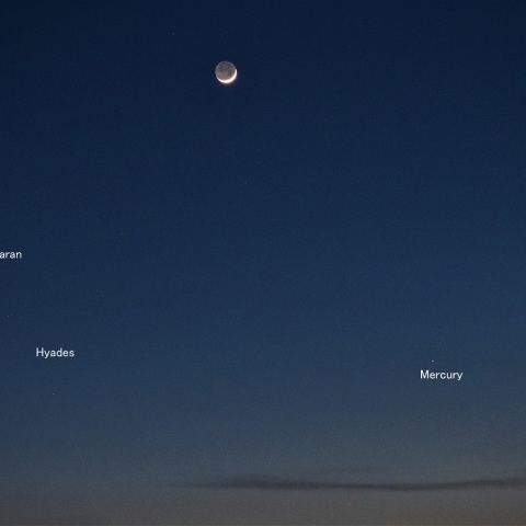 月齢2.6の月と水星とプレアデスとヒヤデス
