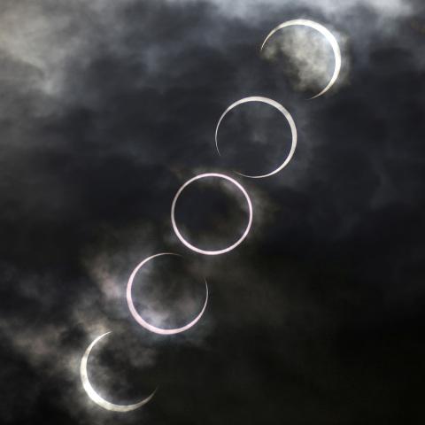 雲間に顔をのぞかせる金環日食