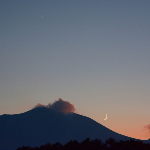 浅間山の上に輝く金星と細い月 (月齢2.8)