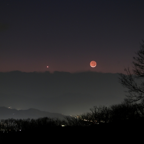 水平に並んだ月(月齢1.4)と金星(光度-3.9等) (2026/03/20)