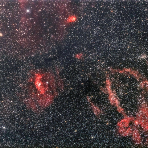 M52周辺の赤い星雲