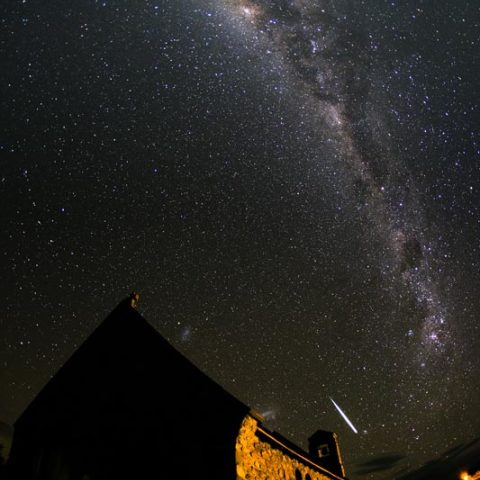 善き羊飼いの教会と流れ星