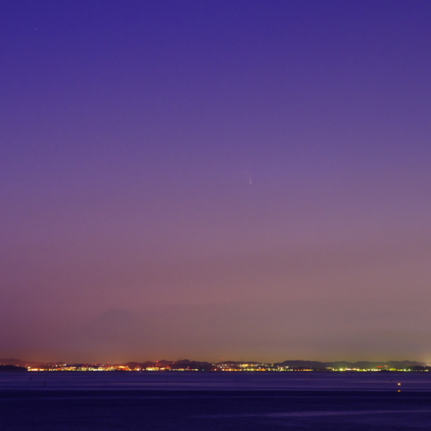 東京湾から富士山と、パンスターズ彗星