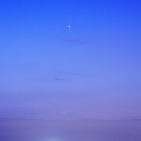 東京湾と観音崎越しのパンスターズ彗星