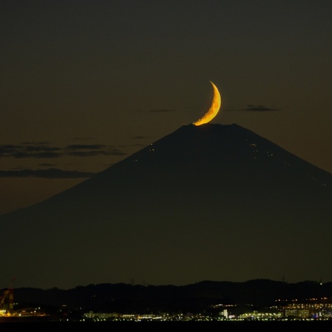 房総より、月齢4日のパール富士を見ゆ