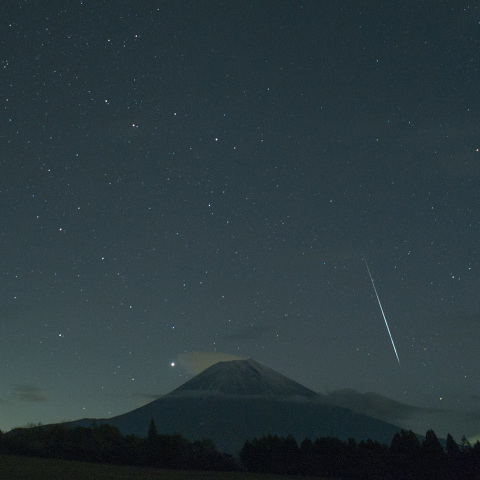 富士山とふたご座流星