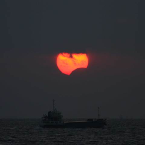 雲間の部分日食