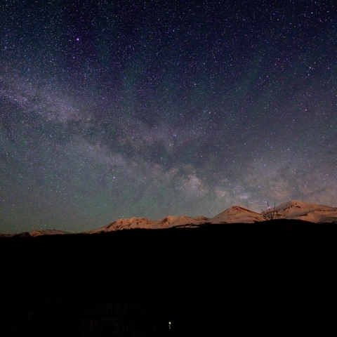 夏の天の川を覆う大気光