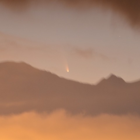 北アルプスに沈むパンスターズ彗星