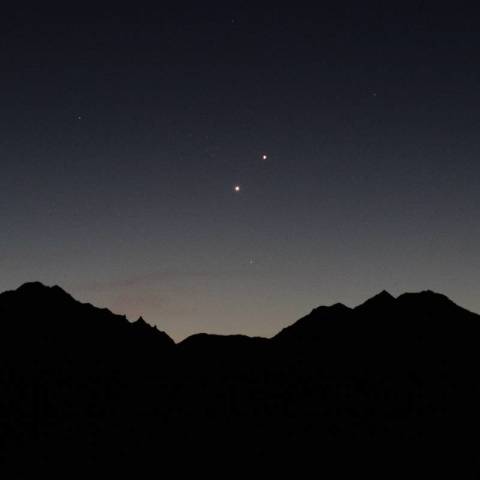 八ヶ岳から昇る木星と金星