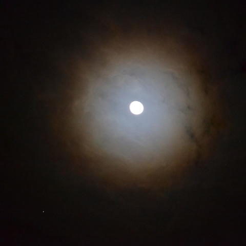 輪のかかった月に接近した木星