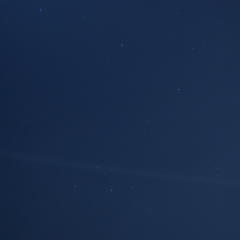 月光で浮かび上がった飛行機雲と、こぐま座流星群