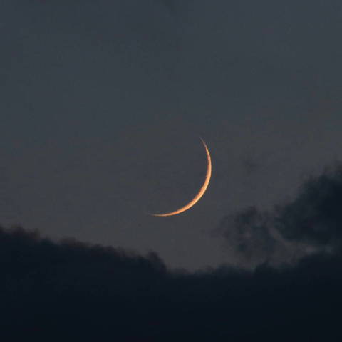 雲間の三日月
