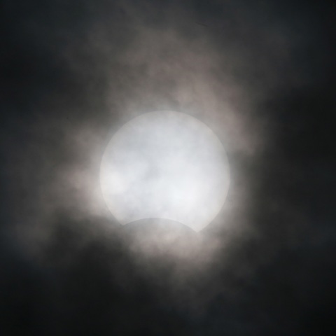 雲間から見えた部分日食