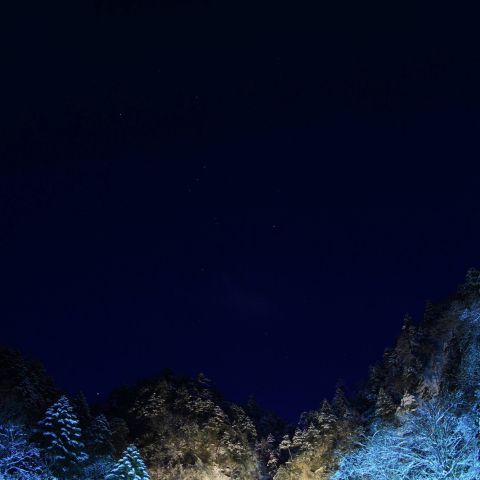 オリオン座と平湯大滝（ライトアップ）