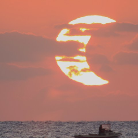 日食と漁船