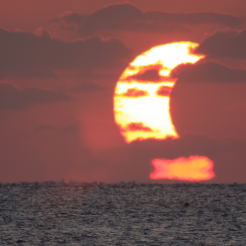 海に沈む欠けた太陽