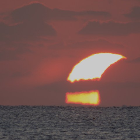 海に沈む欠けた太陽　2