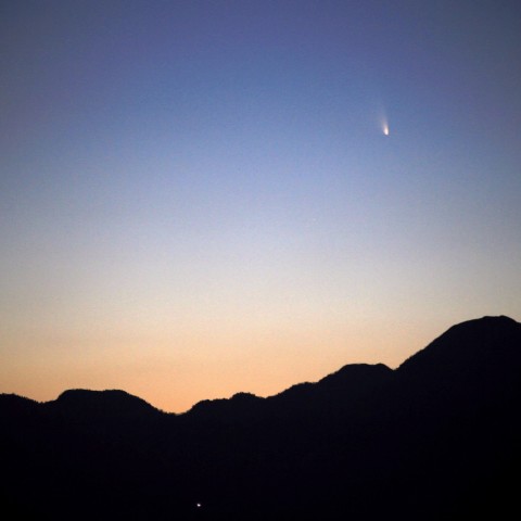 夕焼けに沈むパンスターズ彗星