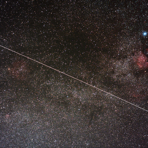 ガーネットスター星雲と北アメリカ星雲の間を横切るISS