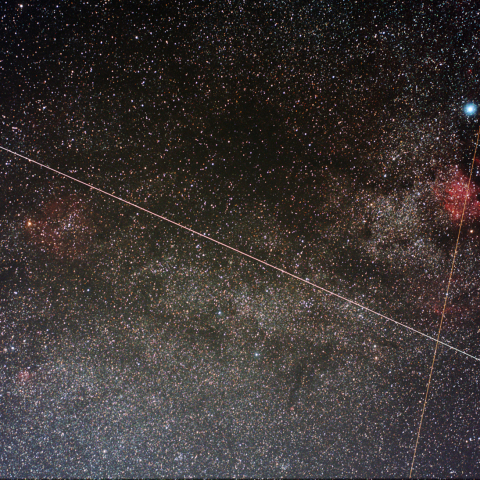 ガーネットスター星雲と北アメリカ星雲を横切る国際宇宙ステーションと