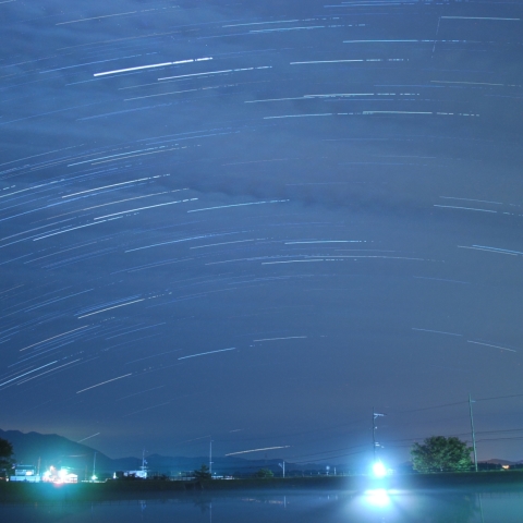 水面にカノープスの光跡