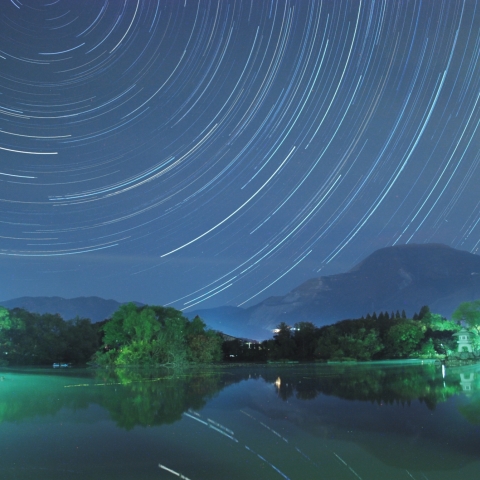 三島池に写る逆さ伊吹