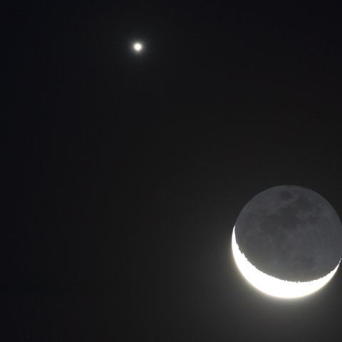 夜明けの月と金星