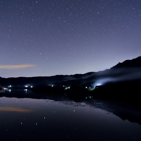 湖面に映る星々