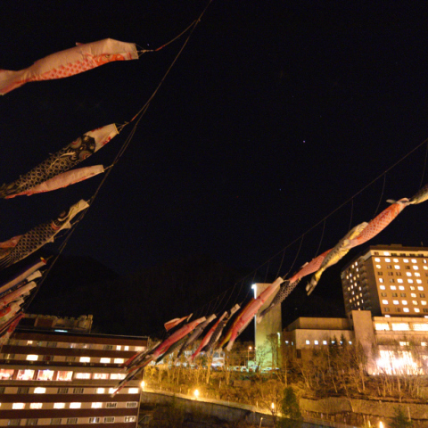 定山渓温泉の鯉のぼりと木星