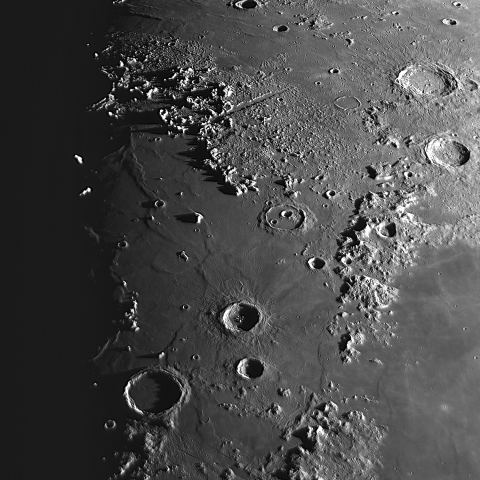 2023年4月28日 月齢8.3/ コーカサス山脈・アルプス山脈の朝