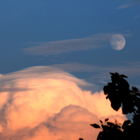 夏雲と昇る月